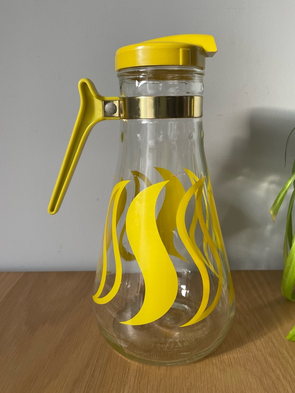 Vintage MCM E-Z Por Glass Juice Pitcher Carafe Swirl Pattern Yellow Lid Handle